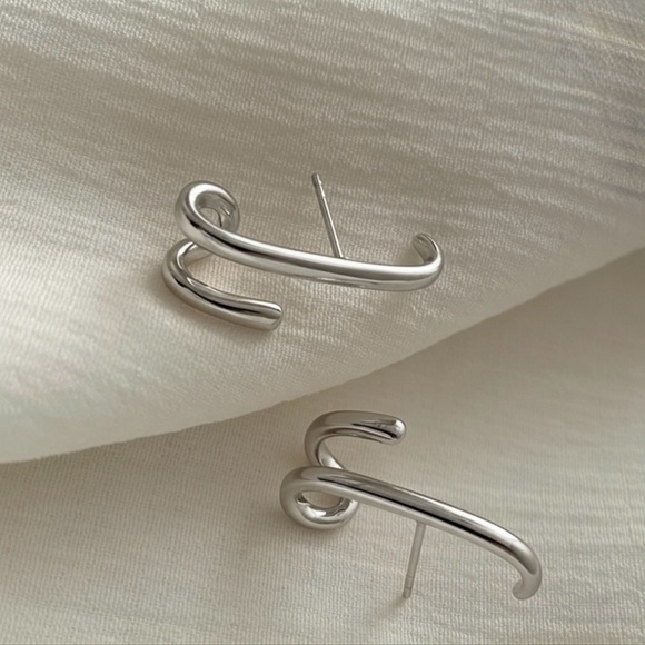 Claw Stud Earrings | Platinum Plated | Luxury Jewelry - Picture 1 of 13